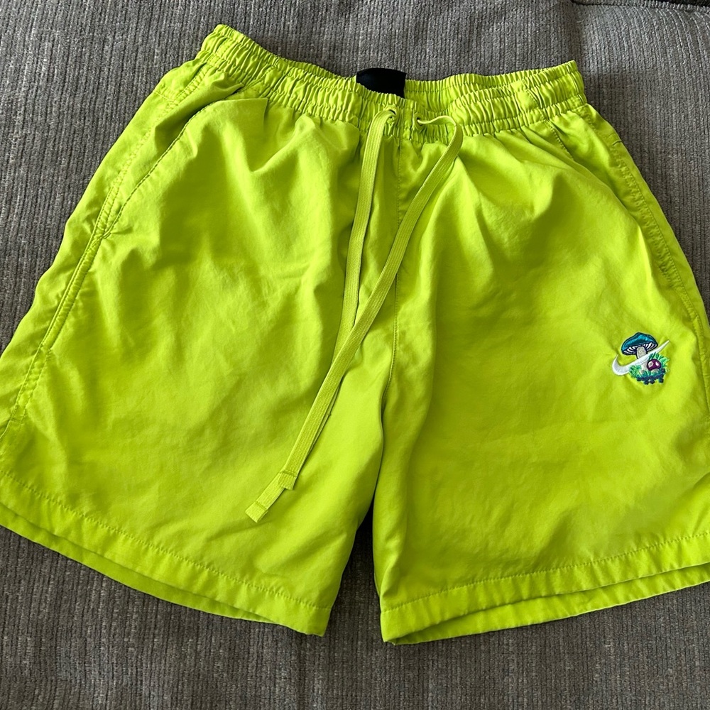 Nike Sportswear Sport Essentials
Men's Woven Lined Flow Shorts
Above the knee
